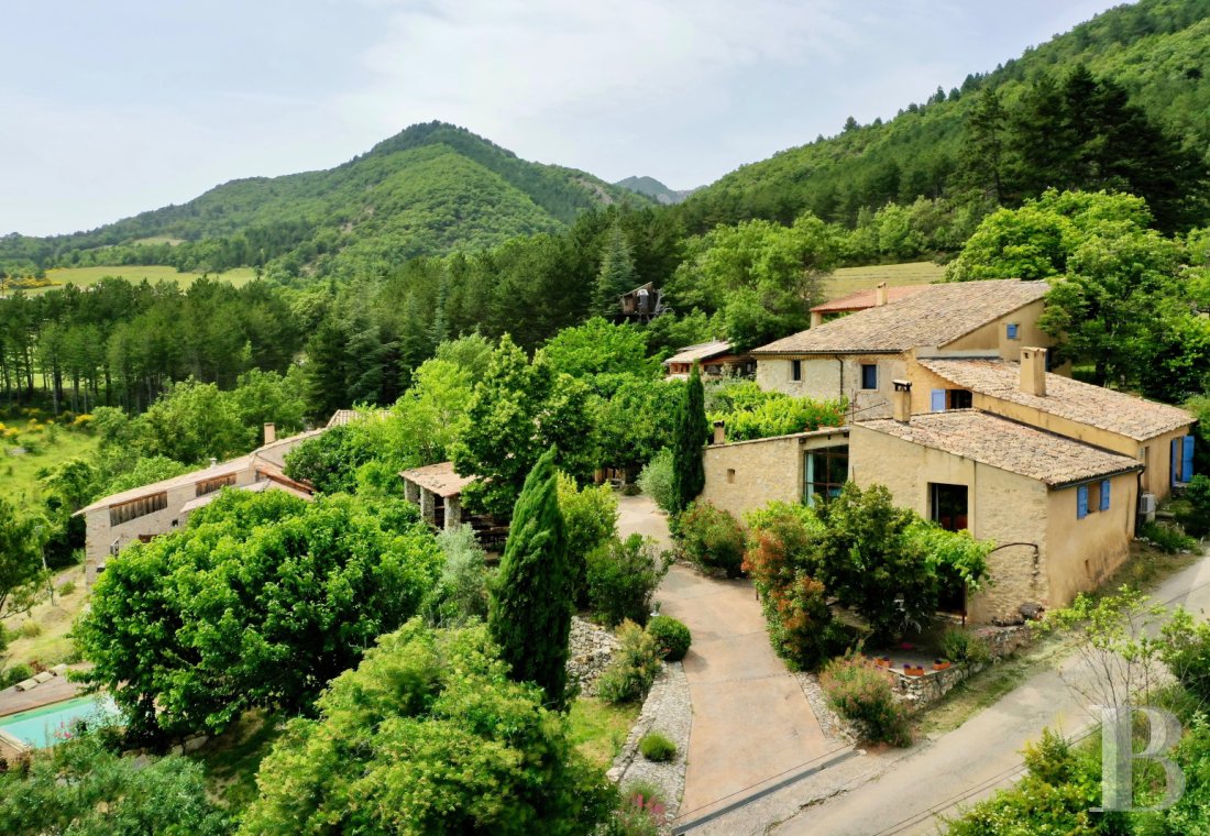 character properties France provence cote dazur   - 1
