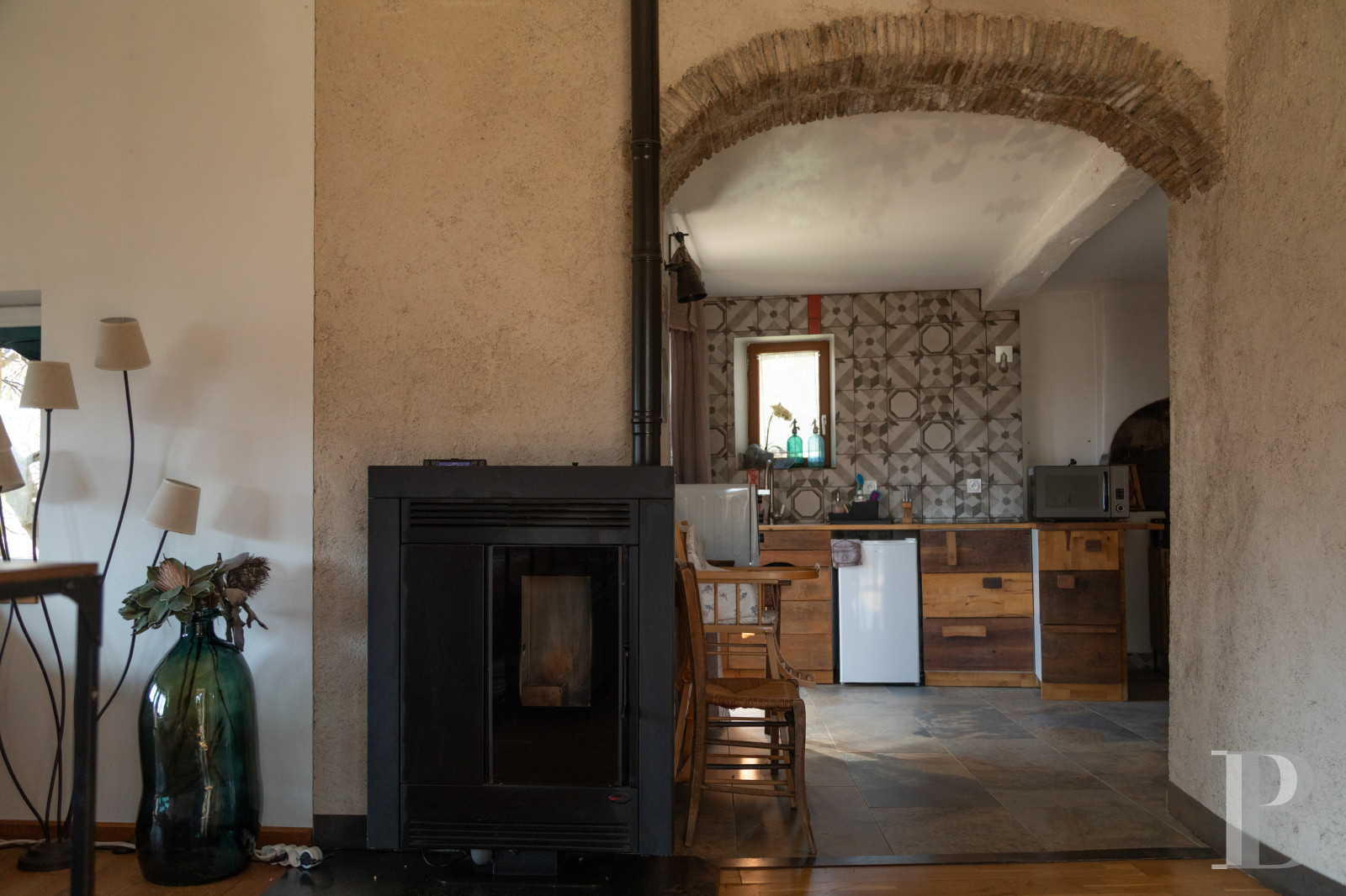 Dans les Alpes-de-Haute-Provence, à l’ouest de Sisteron, un mas du 17e siècle face à la montagne de Lure - photo  n°18