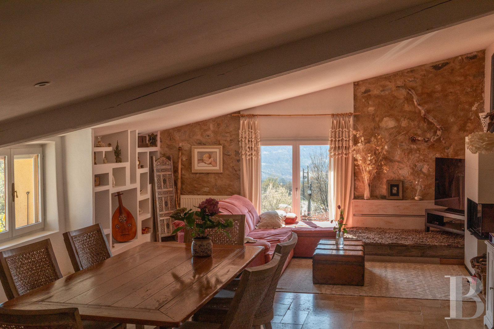 Dans les Alpes-de-Haute-Provence, à l’ouest de Sisteron, un mas du 17e siècle face à la montagne de Lure - photo  n°26
