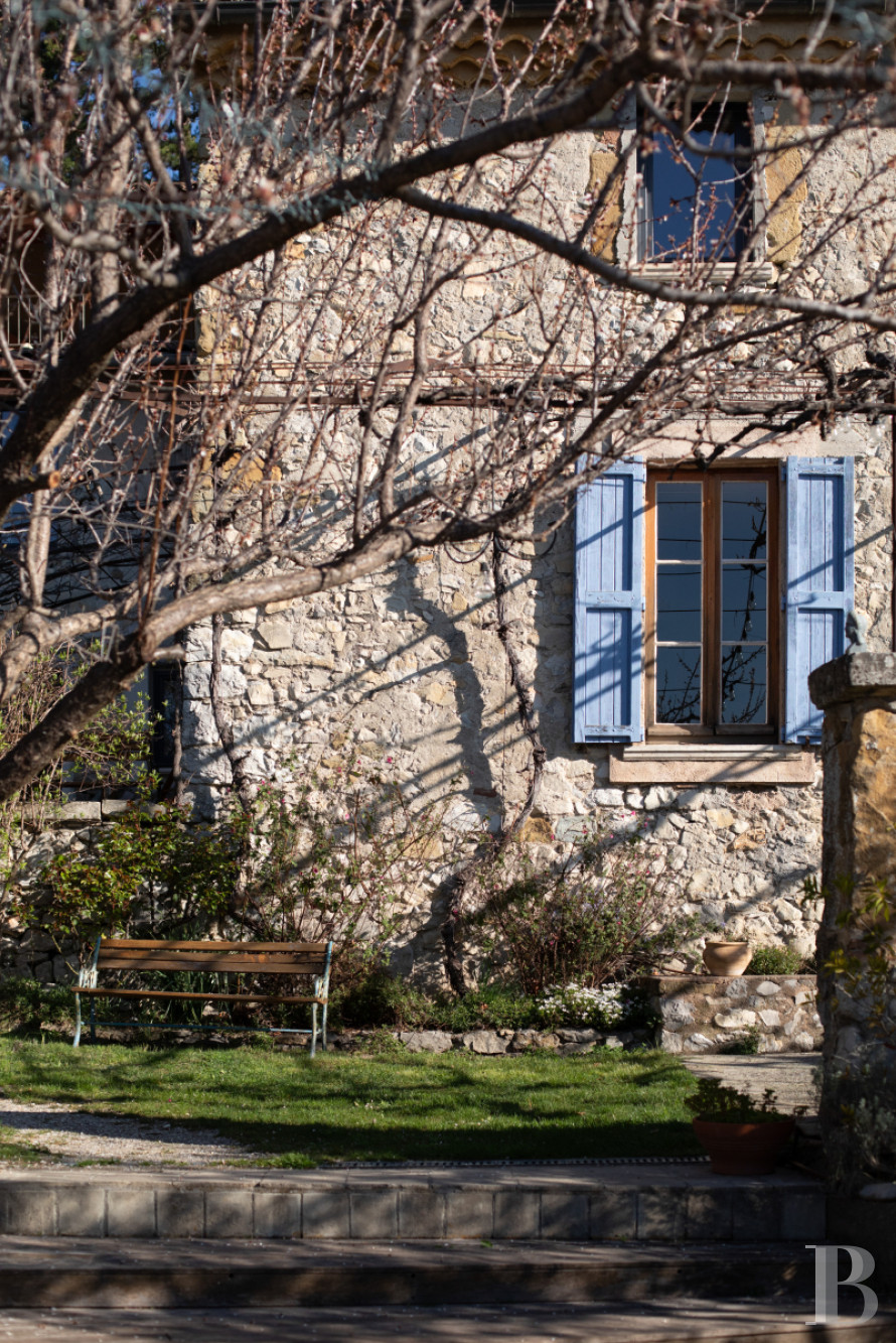 Dans les Alpes-de-Haute-Provence, à l’ouest de Sisteron, un mas du 17e siècle face à la montagne de Lure - photo  n°36
