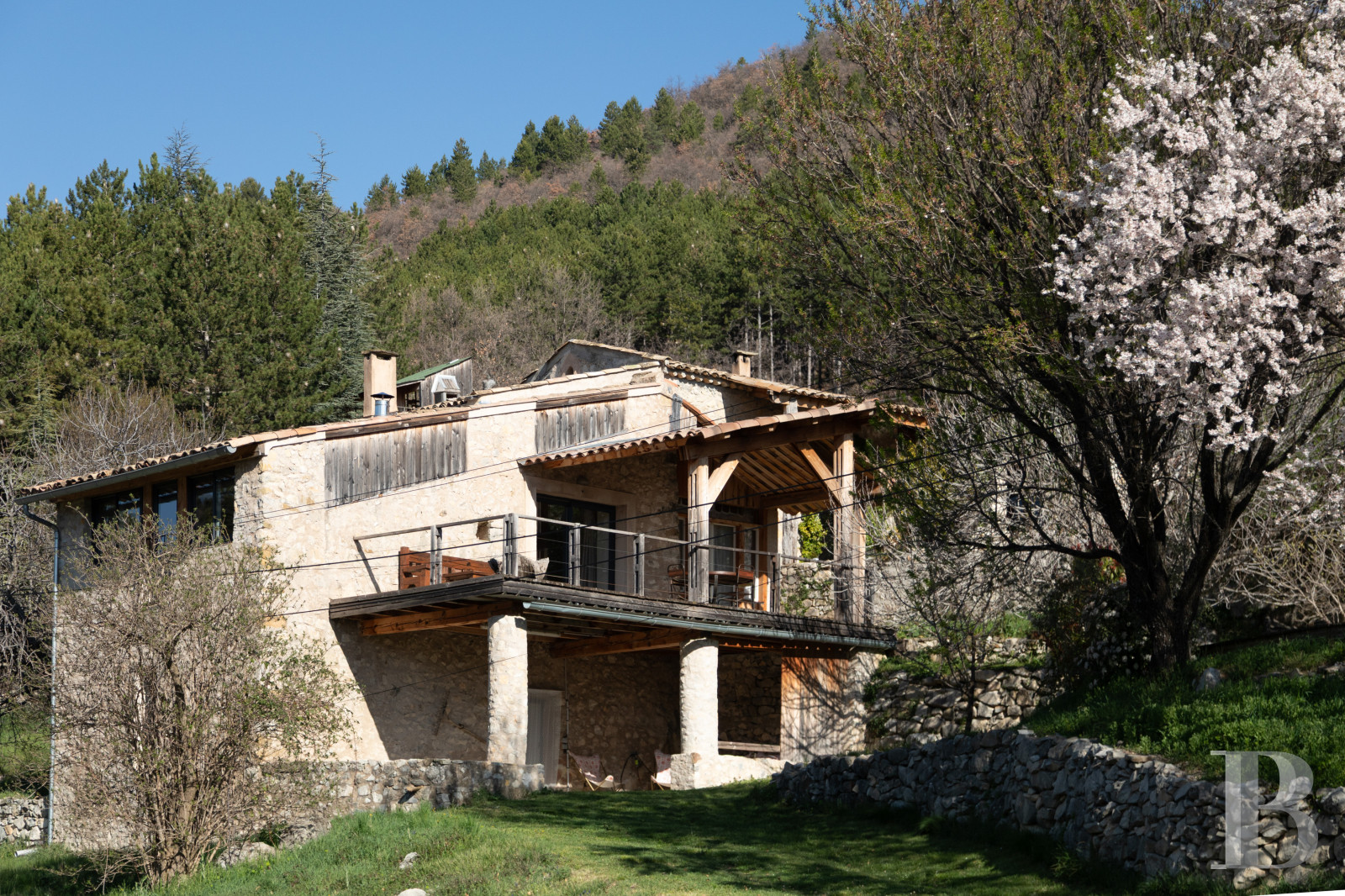 Dans les Alpes-de-Haute-Provence, à l’ouest de Sisteron, un mas du 17e siècle face à la montagne de Lure - photo  n°4