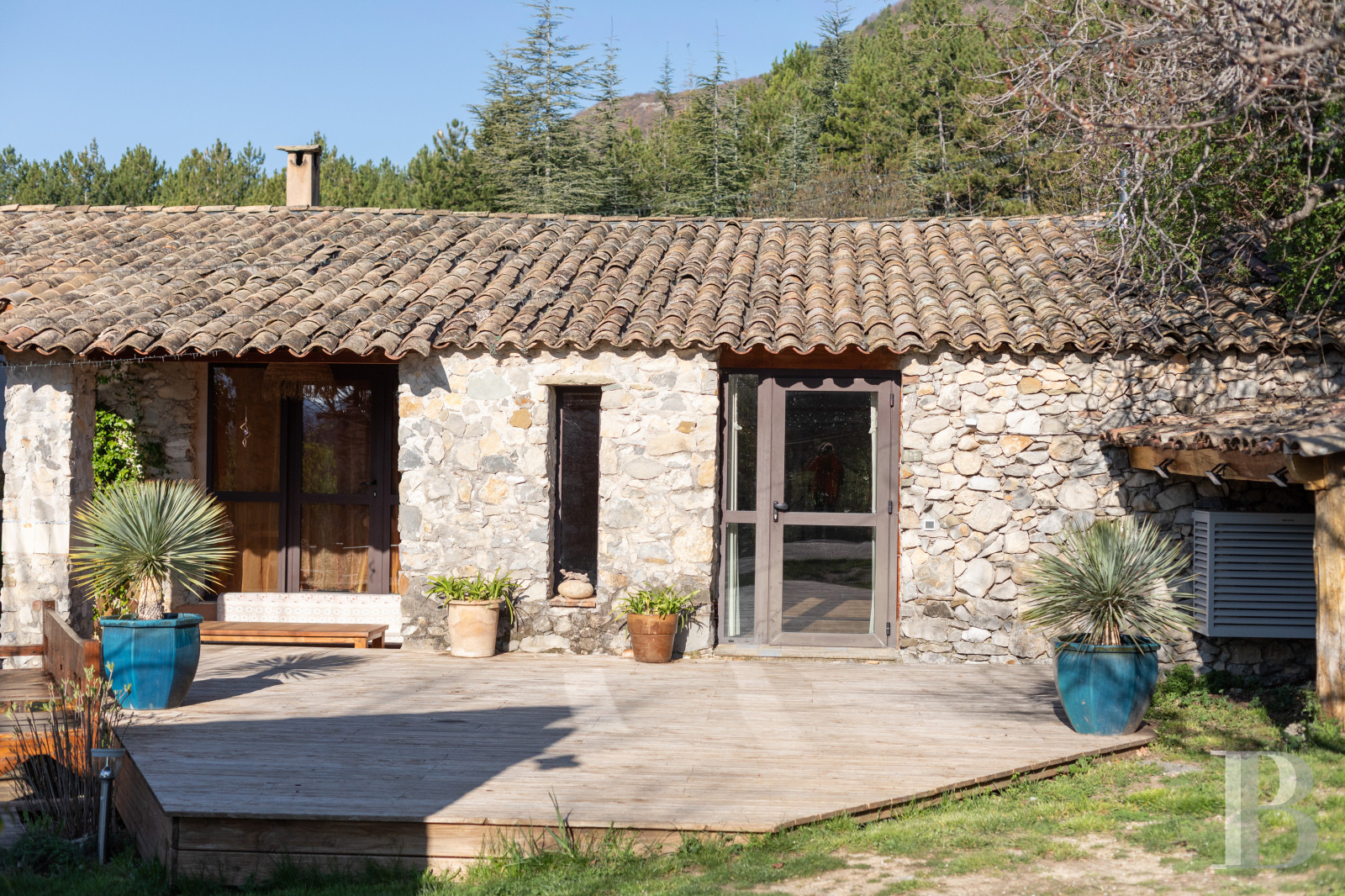 Dans les Alpes-de-Haute-Provence, à l’ouest de Sisteron, un mas du 17e siècle face à la montagne de Lure - photo  n°6