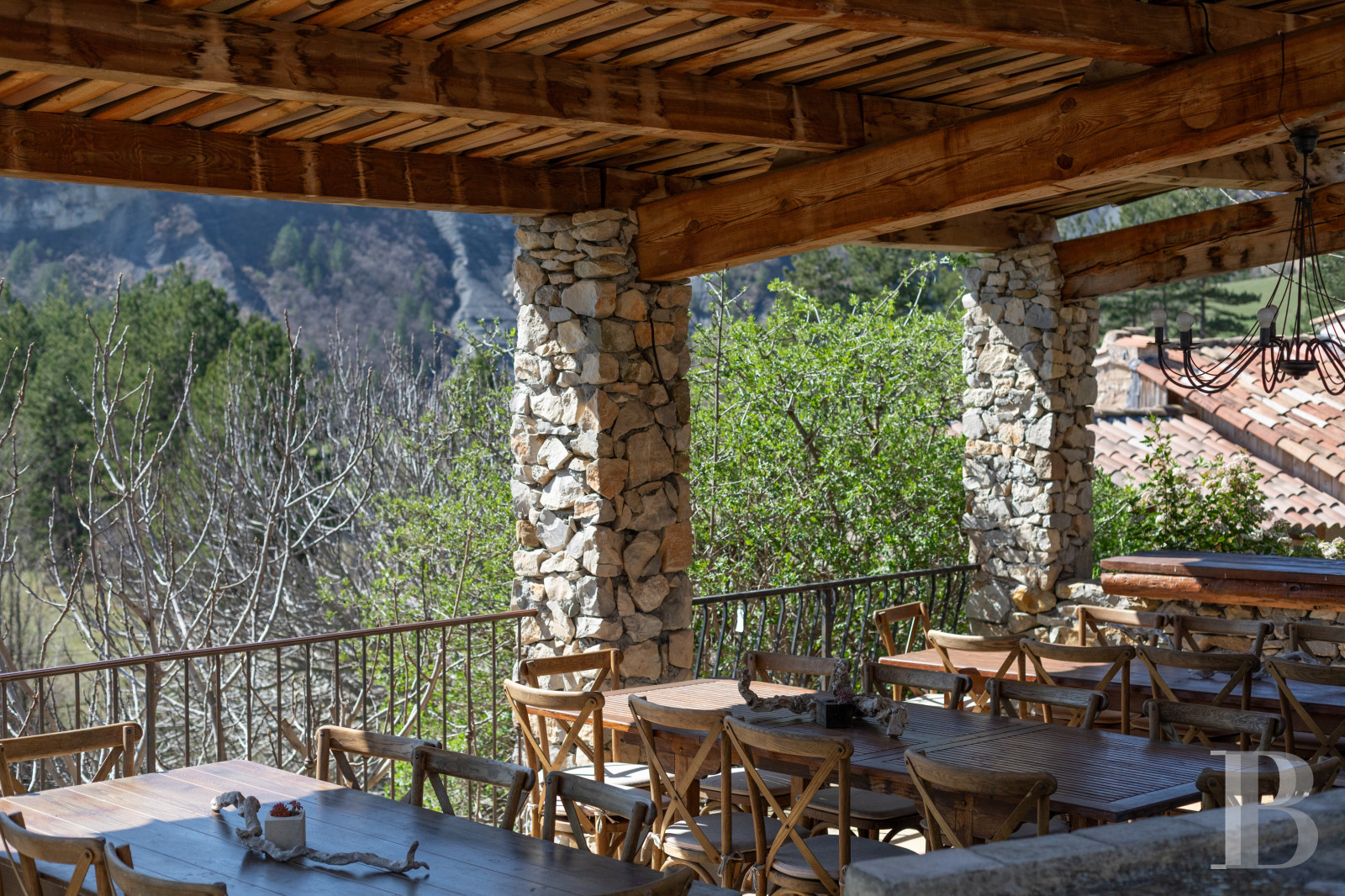 Dans les Alpes-de-Haute-Provence, à l’ouest de Sisteron, un mas du 17e siècle face à la montagne de Lure - photo  n°5