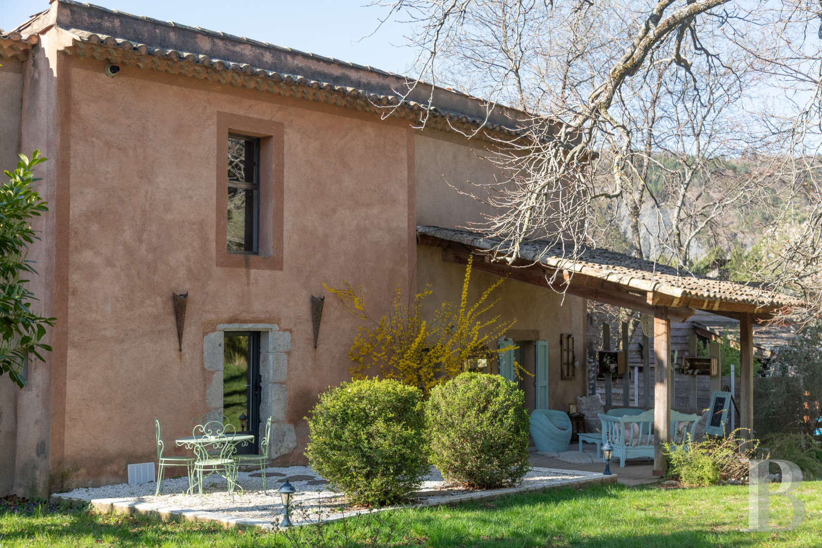 Dans les Alpes-de-Haute-Provence, à l’ouest de Sisteron, un mas du 17e siècle face à la montagne de Lure - photo  n°9
