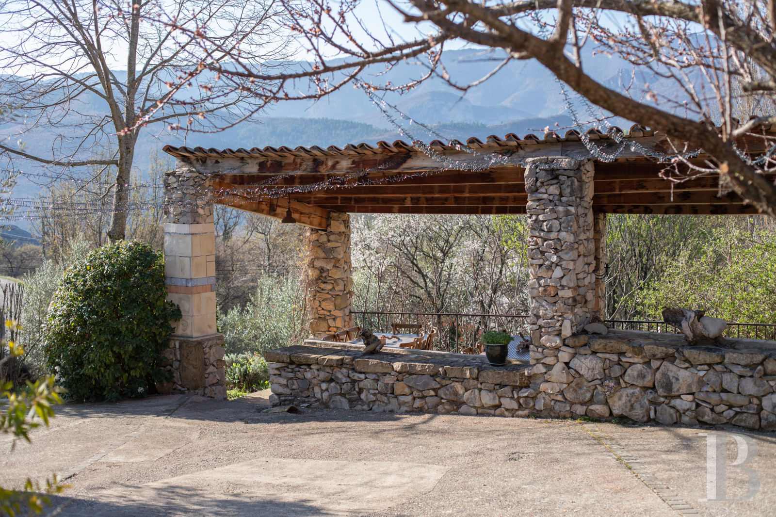 Dans les Alpes-de-Haute-Provence, à l’ouest de Sisteron, un mas du 17e siècle face à la montagne de Lure - photo  n°11