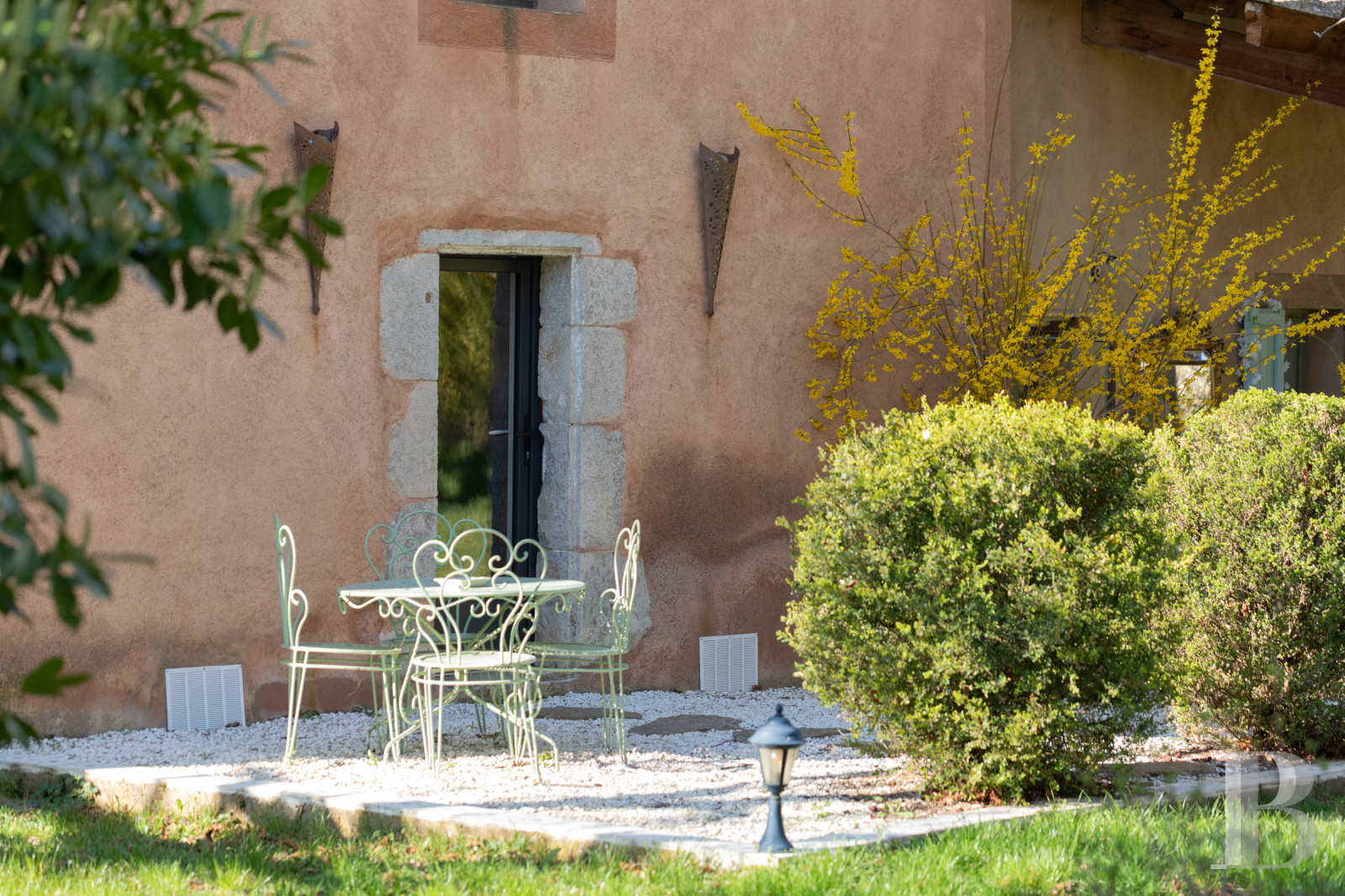 Dans les Alpes-de-Haute-Provence, à l’ouest de Sisteron, un mas du 17e siècle face à la montagne de Lure - photo  n°10