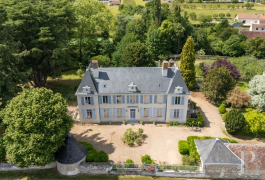 centre-val-de-loire - À 2 h 30 de Paris, dans un parc clos avec piscine et vue sur les vignes, un château soigneusement restauré et ses dépendances aménagées