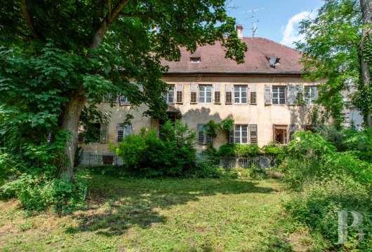 alsace - A dwelling from the late 18th century, in need of a renovation, and its tree-filled garden,  along the ramparts of a charming village surrounded by Alsatian vineyards