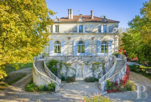 aquitaine - A stately 19th-century neoclassical-style dwelling and its outbuildings,  on 2.6-hectare grounds, within walking distance to shops