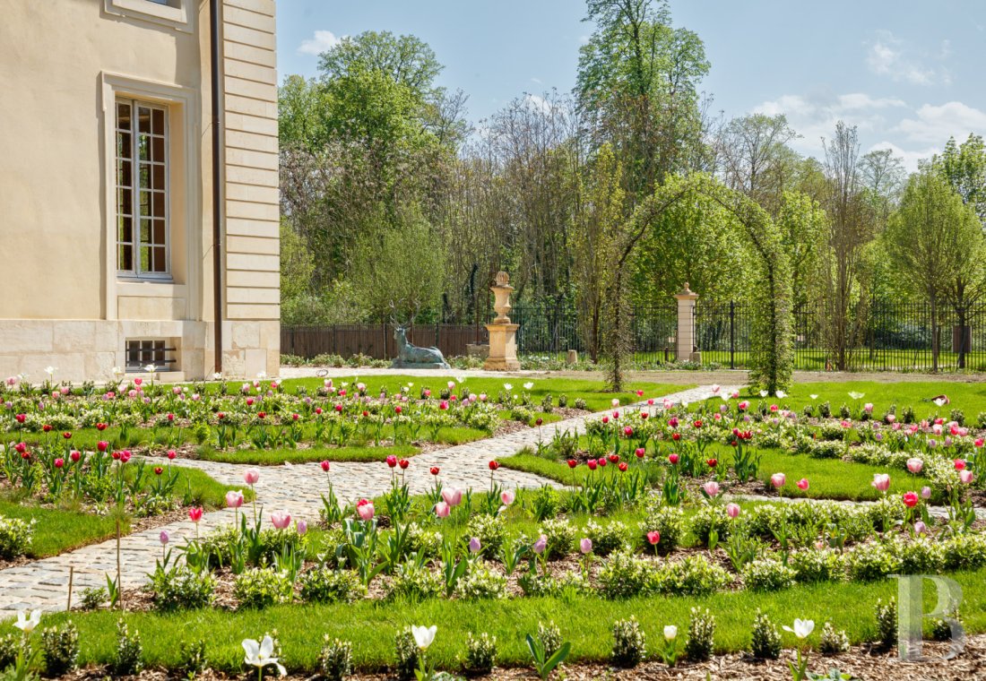 A completely renovated royal hunting lodge in the heart of the Saint-Germain-en-Laye forest - photo  n°5