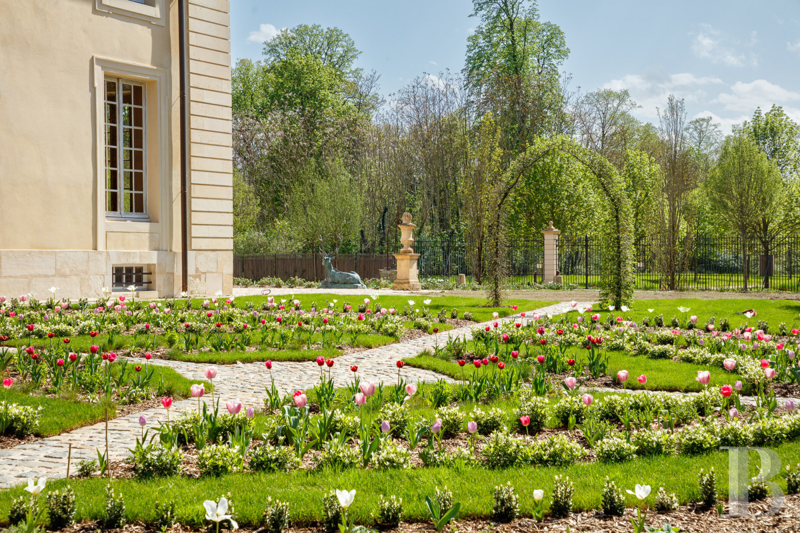 A completely renovated royal hunting lodge in the heart of the Saint-Germain-en-Laye forest - photo  n°5