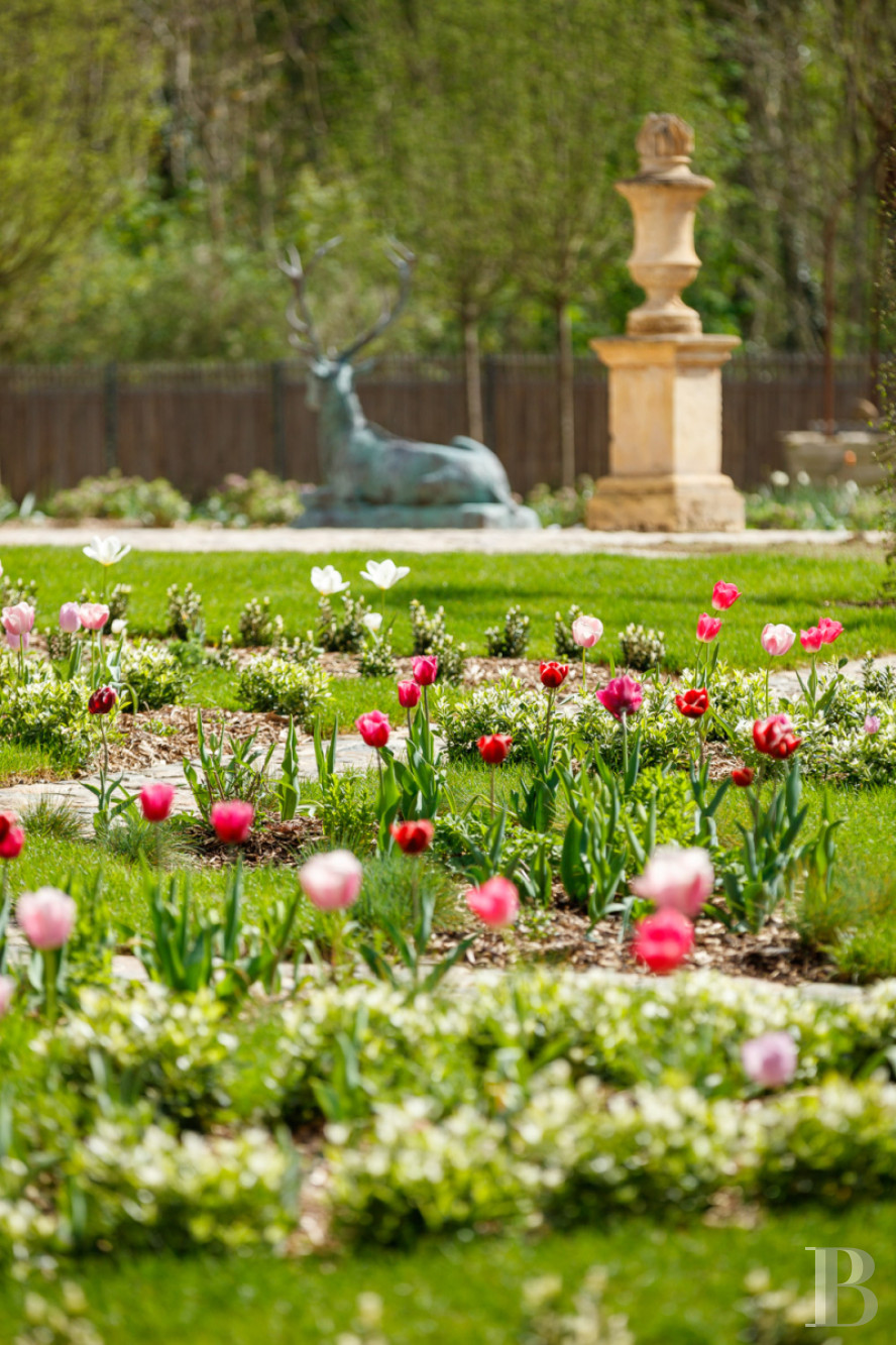A completely renovated royal hunting lodge in the heart of the Saint-Germain-en-Laye forest - photo  n°3