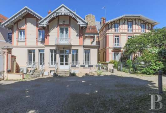 ile-de-france - A complex of historical houses, 30 minutes from Paris, converted into rental apartments and commercial premises for lease