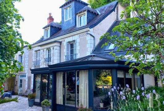 center-val-de-loire - A property, sheltered from view, its garden with swimming pool and  an annexe dwelling awaiting conversion, on the north bank of the Loire River, in Tours