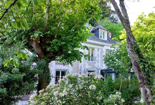 center-val-de-loire - A property, sheltered from view, with a garden and swimming pool, on the north bank of the Loire River, in Tours