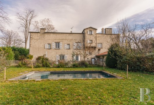 auvergne - Aux portes de Clermont-Ferrand,  une maison de maître de 1669, son jardin et sa piscine