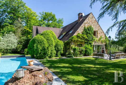 ile-de-france - A large, 300-m² family home, surrounded by nature, with a swimming pool, in the heart of lively 2.3-hectare grounds in the Chevreuse Valley