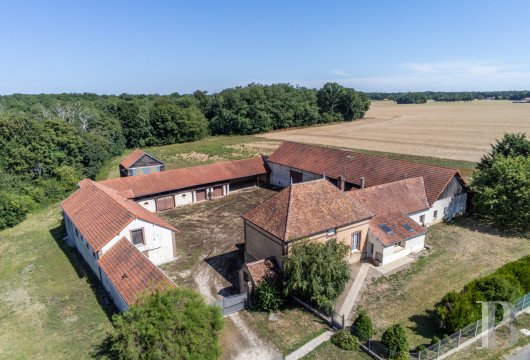 burgundy - A farm complex with a square court and two hectares of grounds, nestled in France’s Yonne department in Burgundy, 1 hour and 30 minutes from Paris