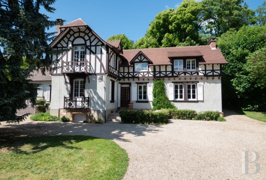 ile-de-france - A half-timbered house in the south of the French Vexin area, 45 km from Paris, with outbuildings and a more than 1.3-hectare tree-filled garden