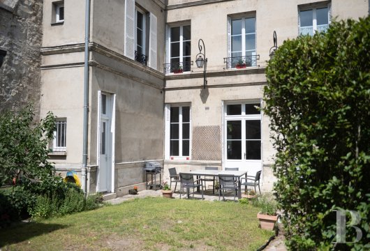 picardie - Face au château de Compiègne, une vaste maison de famille du 19e s. agrémentée d'un petit jardin
