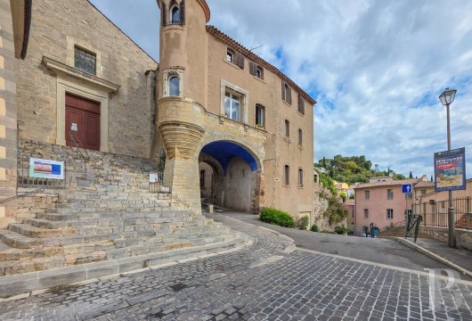 paca - Dans la vieille ville d'Hyères, une demeure de caractère avec sa vue panoramique sur la mer et son  jardin clos planté d'agrumes