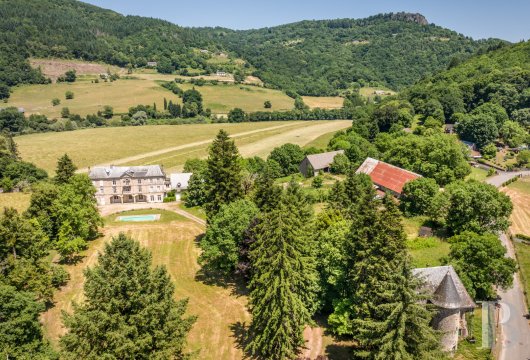 auvergne - Aux confins de la Corrèze et du Cantal, un château palladien du 19e s.  ses dépendances, son parc arboré avec piscine et son jardin potager
