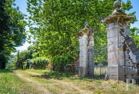 chateaux for sale France auvergne   - 27