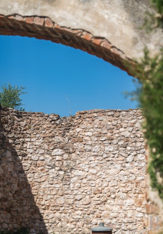 character properties France languedoc roussillon   - 8