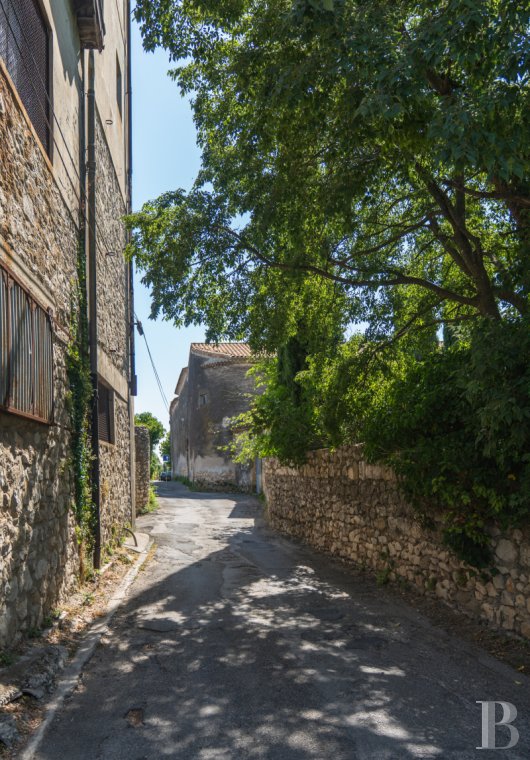 character properties France languedoc roussillon   - 17