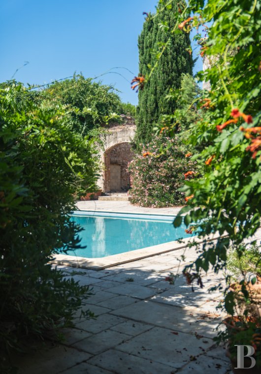 character properties France languedoc roussillon   - 14