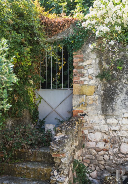 character properties France languedoc roussillon   - 15