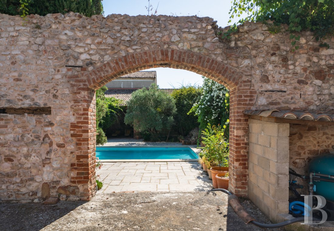 character properties France languedoc roussillon   - 7