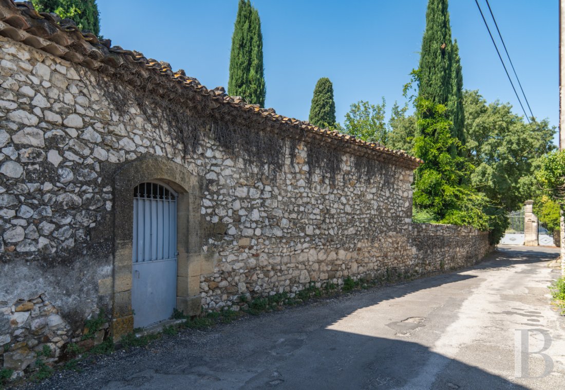 character properties France languedoc roussillon   - 18