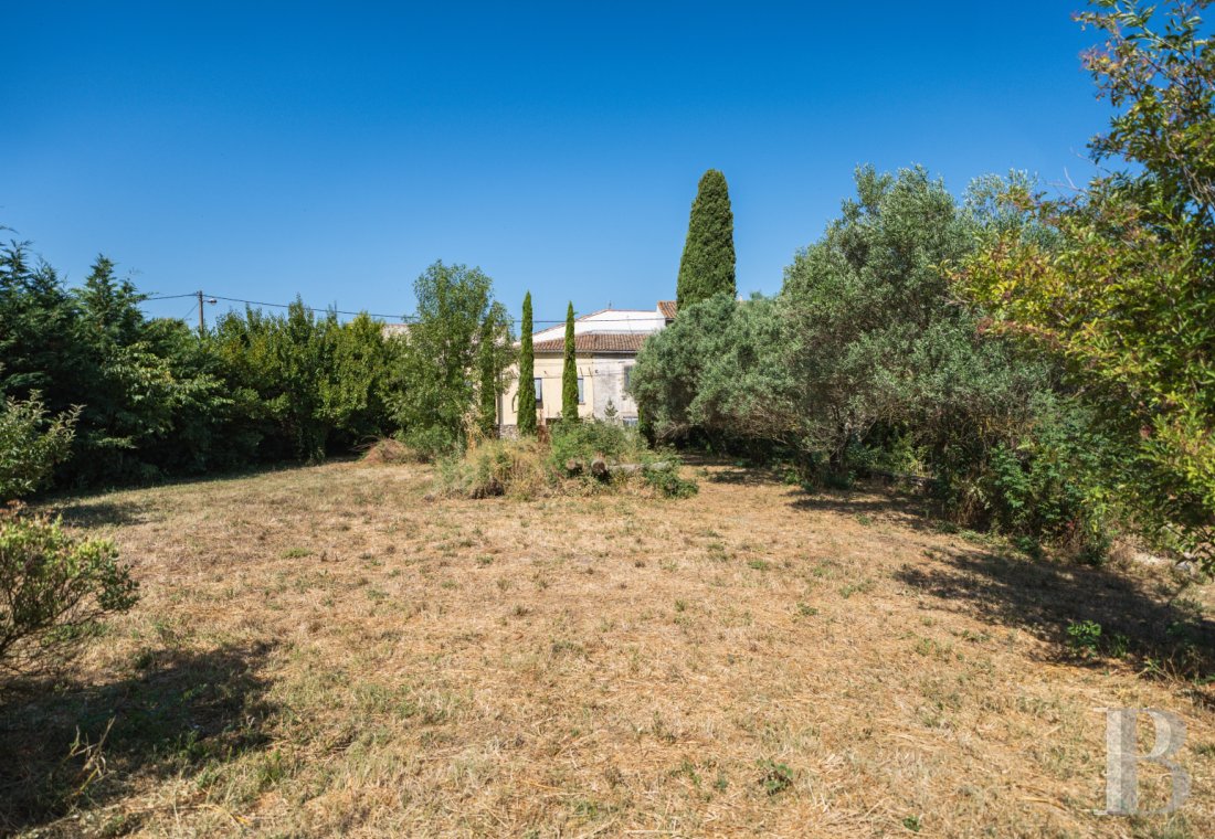 character properties France languedoc roussillon   - 19