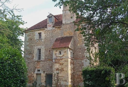 basse-normandie - À 45 min de la côte Normande, une maison forte du 16e s., sa dépendance et son ruisseau, dans un jardin de 5000 m² 