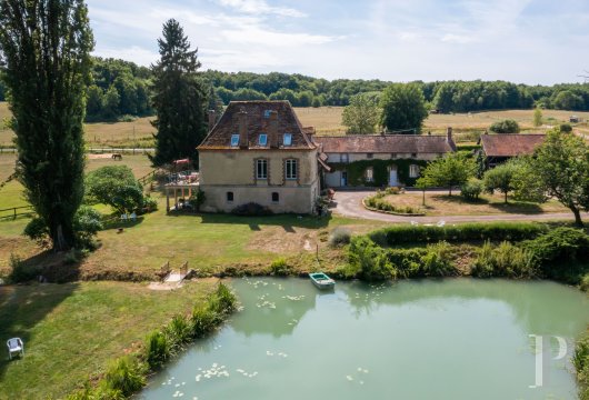 ile-de-france - A 15-hectare horse-riding estate with a lake, outhouses and 17 looseboxes,  tucked away 20 kilometres from the medieval town of Provins, just south-east of Paris
