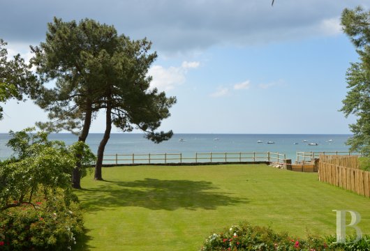 brittany - A house in a 2,000-m² garden, in Sarzeau, opposite the sea with direct access to the beach