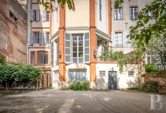 midi-pyrenees - A 325m² apartment with three levels, in a townhouse listed as a historical monument, nestled in the city of Toulouse