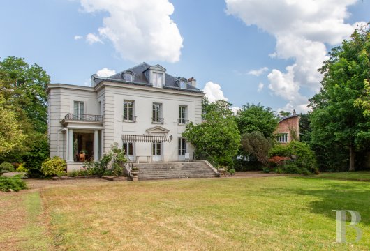 paris - A historical manor house, its inhabitable outbuilding  and garden of nearly 3,500 m², in Maisons-Lafitte Park