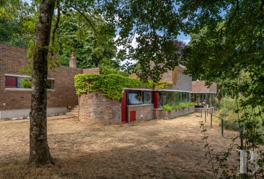pays-de-loire - An architect-designed modernist dwelling and its annexe, on nearly three  hectares of grounds, not far from Sablé-sur-Sarthe, in a breath-taking natural setting