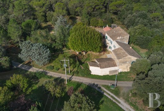 paca - Dans le Vaucluse, à 15 min d’Orange,  un mas ancien et mitoyen restauré, avec dépendances et terrain arboré