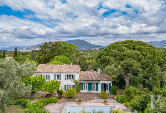 paca - Entre le Pradet et le cap Brun, au calme à 500 m de la mer,  un mas du 19e s. avec maison d'amis, jardin constructible de 4 000 m², piscine et tennis