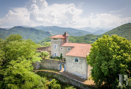 midi-pyrenees - Dominant la vallée d’une province historique bordée par les reliefs pyrénéens, un château du 12e s. inscrit MH, ses remparts et son domaine de 15 ha 
