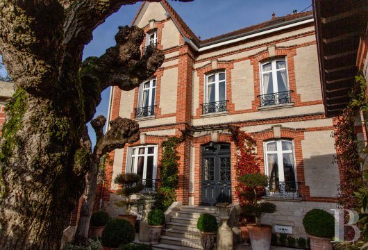 champagne-ardennes - A stately 19th-century manor house and its courtyard-garden, 1.5 hours from Paris, in the middle of the Aube department