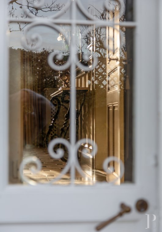 Residences for sale - champagne-ardennes - Dans le centre de l'Aube, à 1 h 30 de Paris, une élégante maison de maître du 19e s. et sa cour-jardin