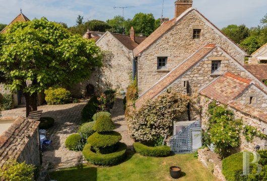 ile-de-france - 11 kilometres from Fontainebleau, a house full of character, with a swimming pool and outbuildings, surrounded by a landscaped garden