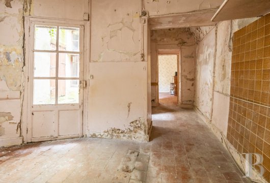 properties in town burgundy   - 8