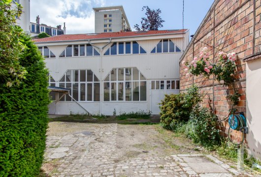 ile-de-france - A fully renovated modern loft with ample volumes and three levels, in Vanves, in the picturesque district of the Saint-Rémy church