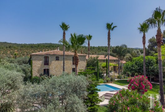 paca - En Provence, à l’ouest de Toulon et 20 min des rivages varois, une imposante demeure de 900 m² dans un domaine de 8 ha, jalonné d'oliviers et de vignes