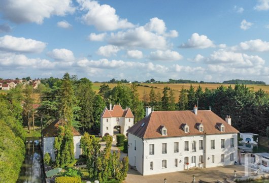 bourgogne - À 2 h de Paris, au coeur d'un village bourguignon, un château du 16e s. , 
 son pont-levis, et ses douves en eau entourés d'un parc d'un peu plus de 5 ha
